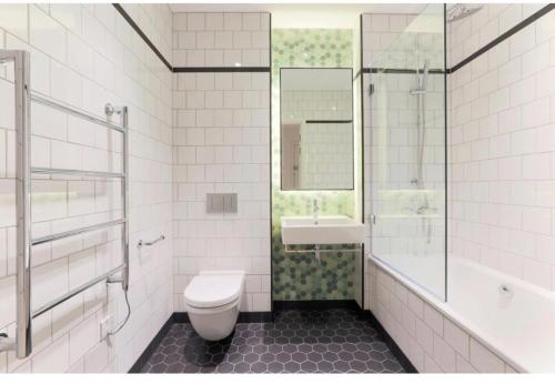 um banheiro com vaso sanitário, pia e chuveiro em Cozy and Spacious Central London Stay in Canary Wharf with a City View & a Private Bathroom for Luxury Comfort at a Great Value em Londres