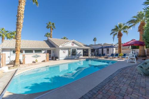 Πισίνα στο ή κοντά στο Private Retreat with Bunkhouse Casita & Heated Pool & Epic Game Room