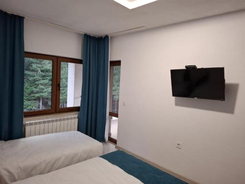 Μια τηλεόραση ή/και κέντρο ψυχαγωγίας στο Четири сезона 12