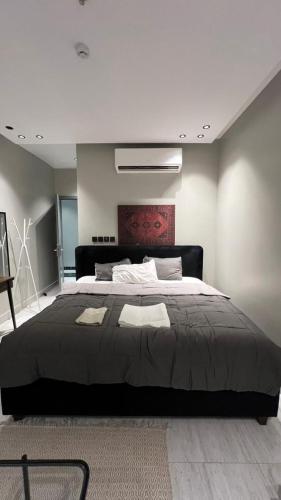 ein Schlafzimmer mit einem großen Bett in einem Zimmer in der Unterkunft Alsultan Cozy Studio in Khobar