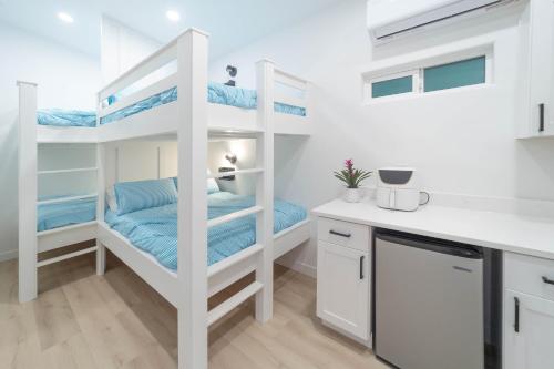 Ένα ή περισσότερα κρεβάτια σε δωμάτιο στο Private Retreat with Bunkhouse Casita & Heated Pool & Epic Game Room