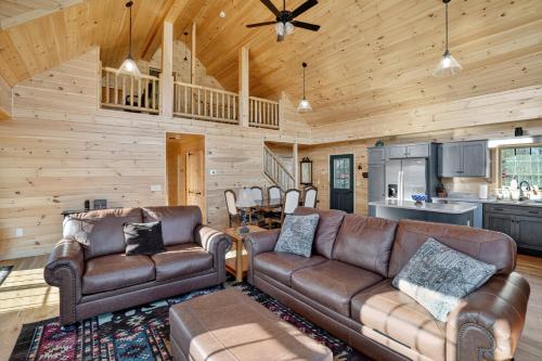 Χώρος καθιστικού στο Peaceful Lakefront Cabin in the Catskills cabin