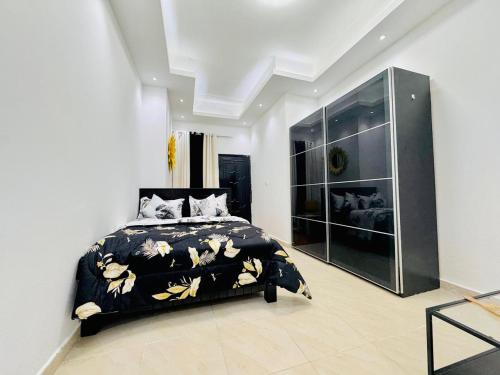 Una cama o camas en una habitación de Fully furnished studio on Ground floor