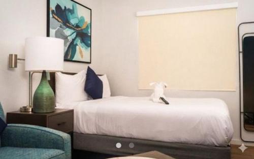 pokój hotelowy z łóżkiem z wypchanym zwierzakiem w obiekcie Soma Dream w mieście Georgetown