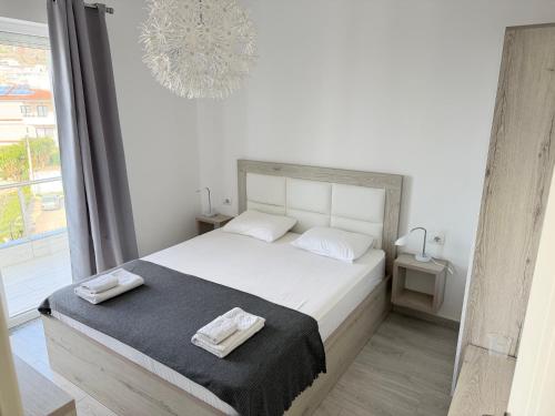 Llit o llits en una habitació de SUNSET APARTMENT