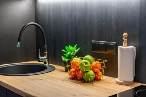 een fruitmand op een aanrecht naast een gootsteen bij Apartments24 Black 1903 in Rakvere