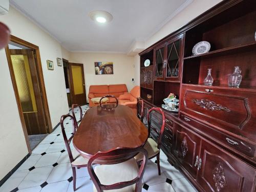 une salle à manger avec une table et des chaises en bois dans l'établissement Casa de Pueblo con Encanto, à Valderrubio