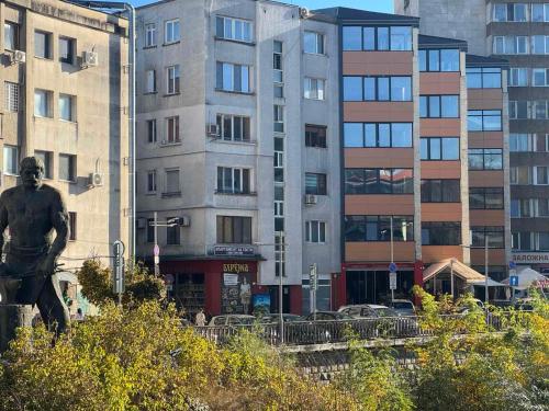 Una statua di un uomo davanti agli edifici di Апартамент за гости Рачо Ковача a Gabrovo