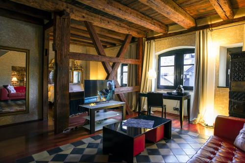 a living room with a couch and a table at Le B. Suites, Chambres & Restaurant in Riquewihr
