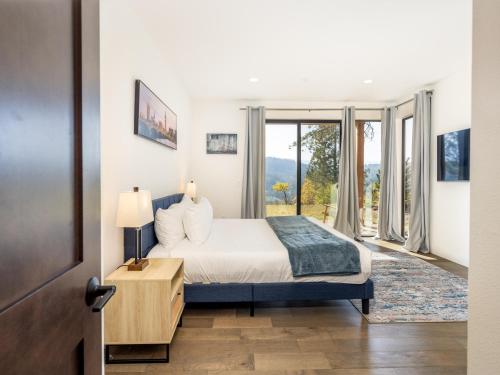 克利埃勒姆Suncadia 7 Bdrm Home with Amazing View and a Hot Tub的一间带床和大窗户的卧室