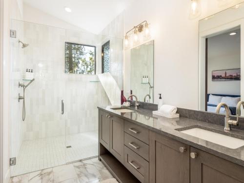 克利埃勒姆Suncadia 7 Bdrm Home with Amazing View and a Hot Tub的带淋浴、水槽和镜子的浴室