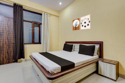 a bedroom with a bed and a window at Hotel O Namastay in Tapukrah