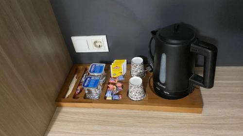 een koffiezetapparaat op een houten dienblad met eten en koffie bij Ay suit in Esenyurt