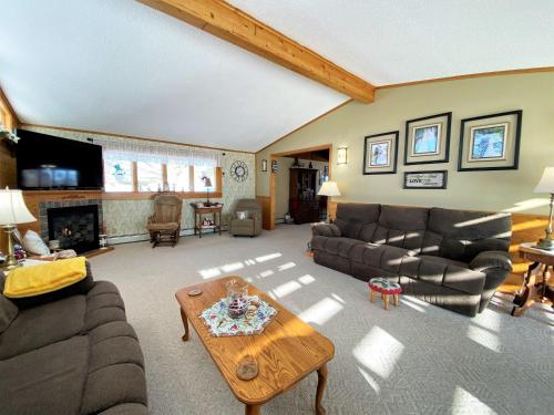 un salon avec un canapé et une table dans l'établissement Hazel House, à Saint-Ignace