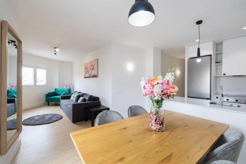 Renovated flat Terrace 2 bedrooms 2 bathrooms