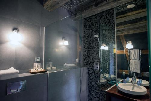 Vonios kambarys apgyvendinimo įstaigoje Le B. Suites, Chambres & Restaurant