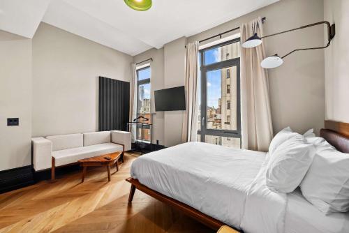 Ένα ή περισσότερα κρεβάτια σε δωμάτιο στο Freeman 701 by Rove Studio with Shared Amenities