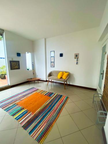 a living room with a couch and a rug at Apartamento no Corredor da Vitoria in Salvador