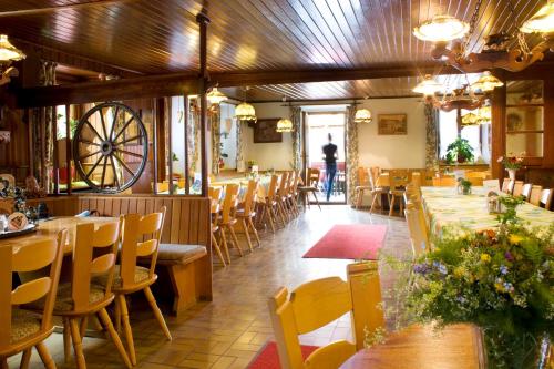 Un restaurante u otro lugar para comer en Höhengasthof Rössle