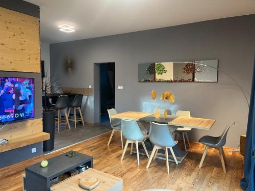 a dining room with a table and chairs and a tv at Appartamento Carducci in Pieve di Cadore