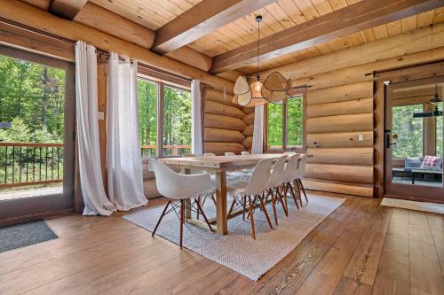 une salle à manger avec une table et des chaises dans l'établissement Rustic Chalet & Serenity in Mont Blanc, à Saint-Faustin–Lac-Carré