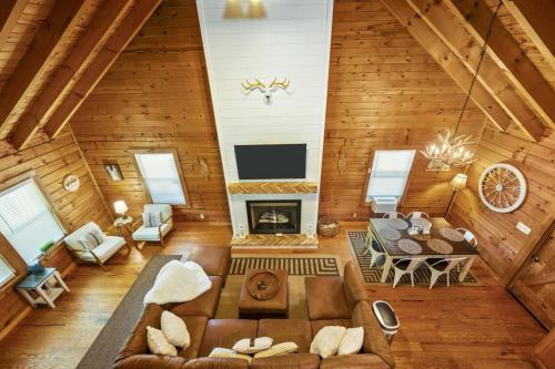 Posezení v ubytování Hot Tub WiFi Firepit HazelBrook Haven