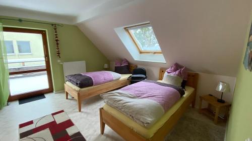 Postel nebo postele na pokoji v ubytování Wohnung im Grünen Haus Cara 90 qm 4 Zi Kü Bad