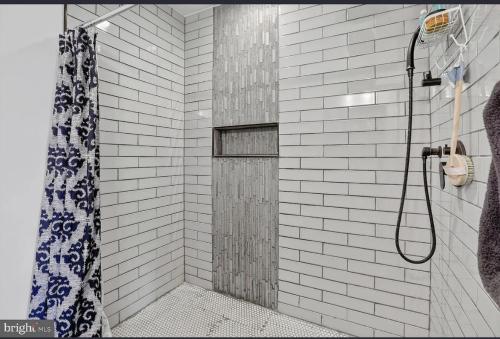 een badkamer met een douche met een douchegordijn bij Room to Rent in Baltimore
