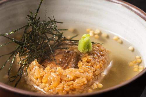 Jídlo v ryokanu nebo okolí