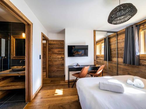 a bedroom with a bed and a desk in a room at Appartement cosy en duplex, 8 pers, parking, Les Gets - FR-1-598-59 in Les Gets