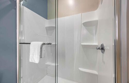 ein Badezimmer mit Dusche mit Glastür in der Unterkunft Extended Stay America Premier Suites - Nashville - Smyrna in Smyrna