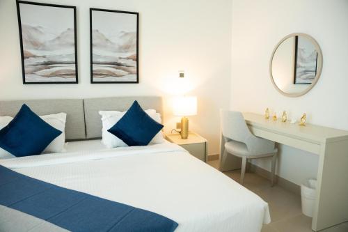 Postel nebo postele na pokoji v ubytování Luxury Yas Golf Studio Next to Yas Parks