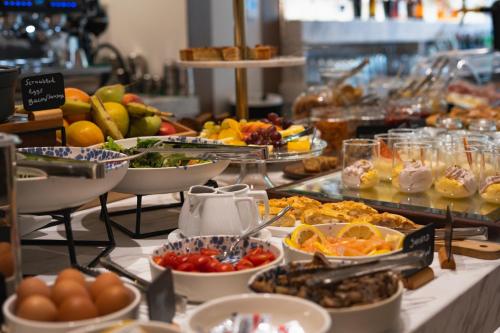 un buffet con tanto cibo su un tavolo di Eternity Athens ad Atene