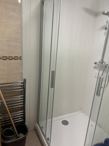 Koupelna v ubytování Bargain room minuites from train station