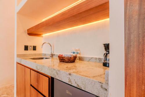 una cucina con un lavello e un piano di lavoro di Casa Oneiro Hotel Boutique & Suites a Mérida