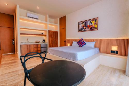 una stanza d'albergo con un letto e un tavolo di Casa Oneiro Hotel Boutique & Suites a Mérida