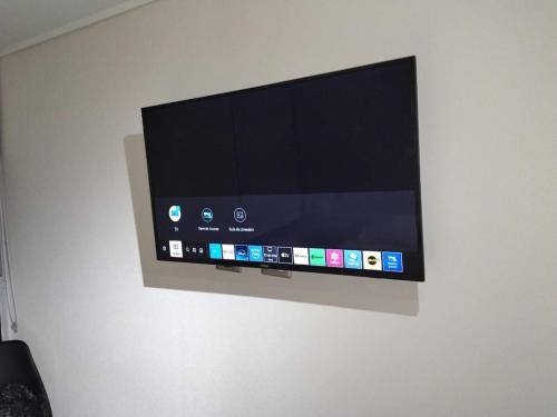 Televiisor ja/või meelelahutuskeskus majutusasutuses Depto cálido con estilo y excelente ubicación