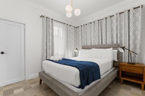 Voodi või voodid majutusasutuse 4BR apartment Steps to beach Wifi & Nightlife toas