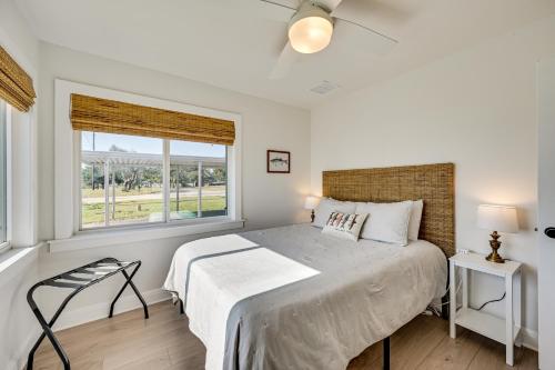 ein Schlafzimmer mit einem großen Bett und einem Fenster in der Unterkunft Modern, Spacious! Lake Buchanan Retreat with Hot Tub in Tow