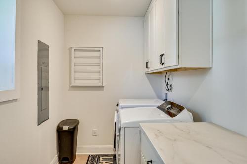 eine weiße Küche mit einer Spüle und einer Theke in der Unterkunft Modern, Spacious! Lake Buchanan Retreat with Hot Tub in Tow