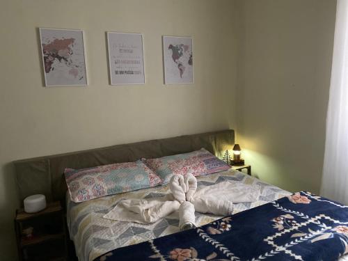 a person laying on a bed with their feet sticking out at Apzinho do Centro in Nova Petrópolis
