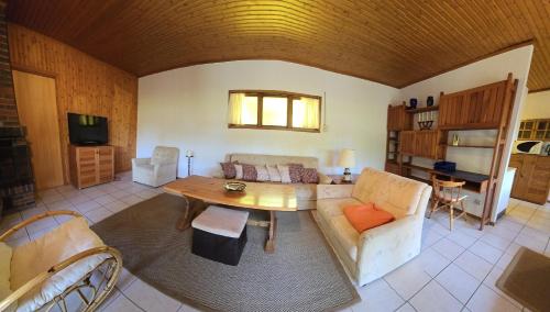 Avendorf auf FehmarnにあるRustikales Schwedenhausのソファとテーブルのあるリビングルーム