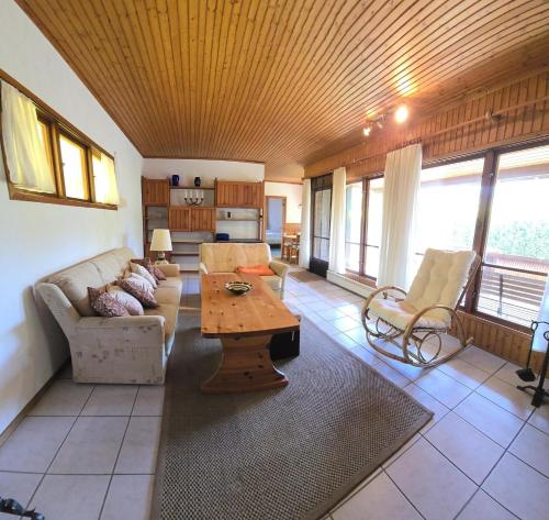 Avendorf auf FehmarnにあるRustikales Schwedenhausのソファとテーブルのあるリビングルーム