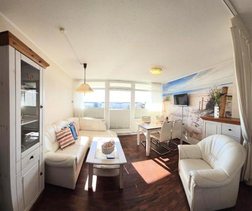 un salon avec un canapé et une table dans l'établissement OASE in Burgtiefe, à Burgtiefe auf Fehmarn 