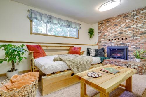 Posezení v ubytování Near Olympic NP and Beaches! Nature Lovers Retreat