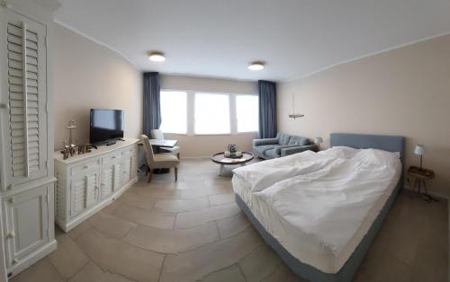 En eller flere senge i et værelse på Strandfloh