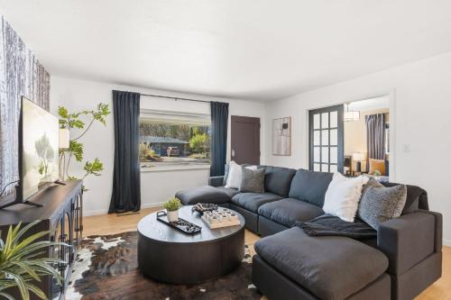 Istumisnurk majutusasutuses Moody Modern Getaway Walk to CSU and City Park