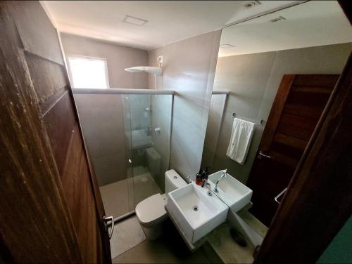 een badkamer met een wastafel, een toilet en een douche bij rooftop Bellamar in Pôrto de Pedras
