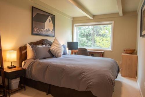 una camera da letto con un letto grande e una finestra di Atelier Condo 1035 a Sun Valley