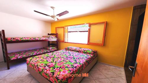 a bedroom with two bunk beds and a window at Casa em Ubatuba a 350m da Praia das Toninhas - Casa Praia in Ubatuba